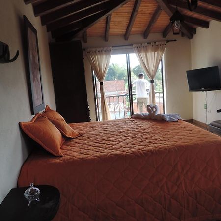 Oak Tree House Guest House Guatapé Екстериор снимка