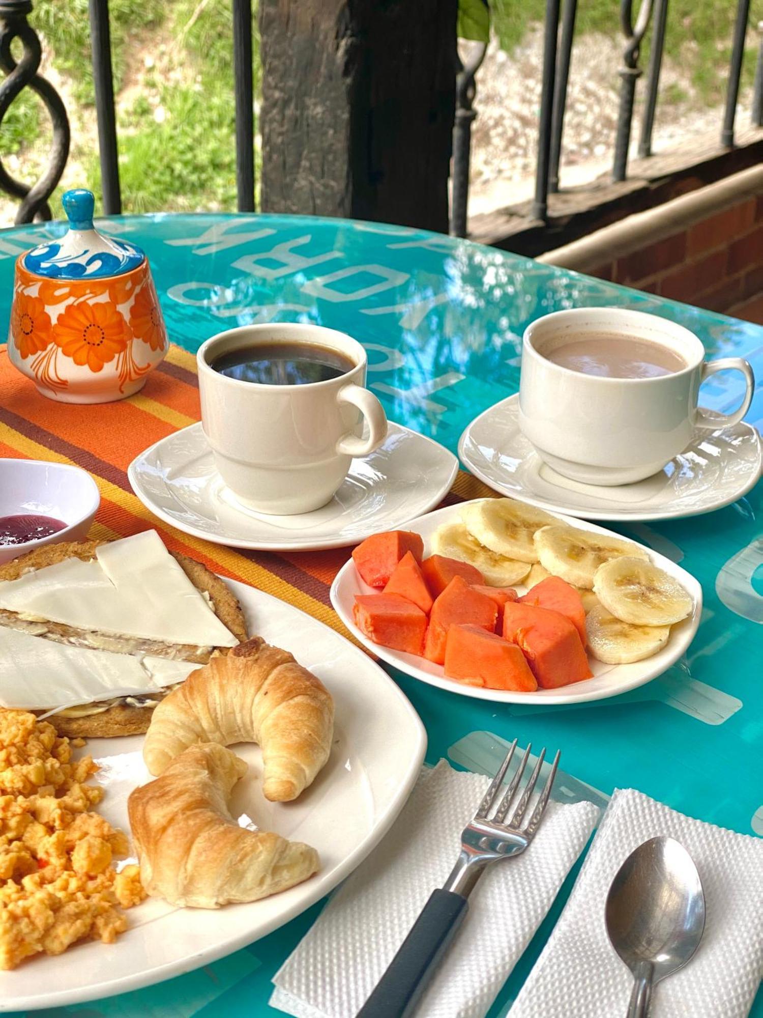 Oak Tree House Guest House Guatapé Екстериор снимка