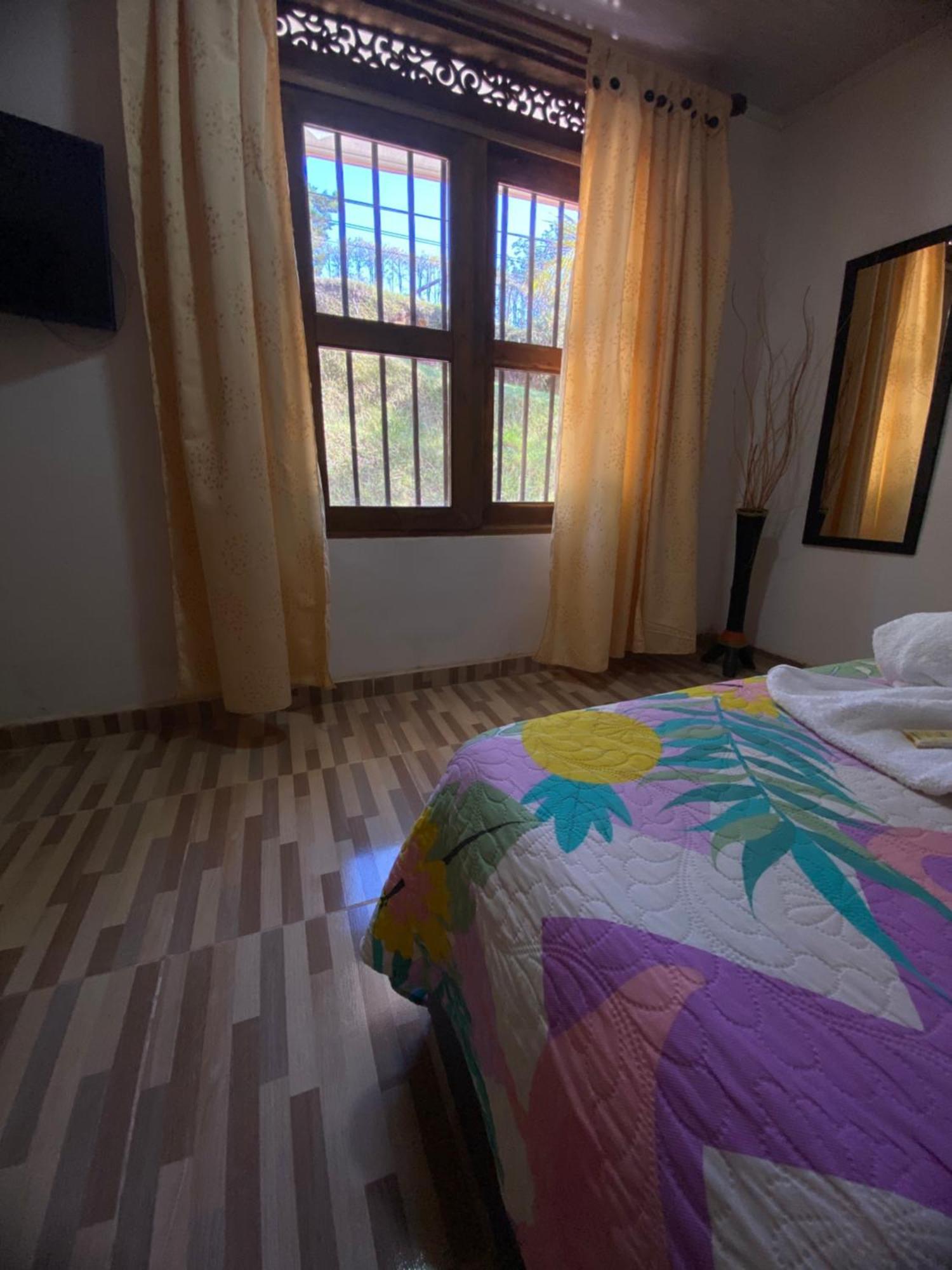 Oak Tree House Guest House Guatapé Екстериор снимка