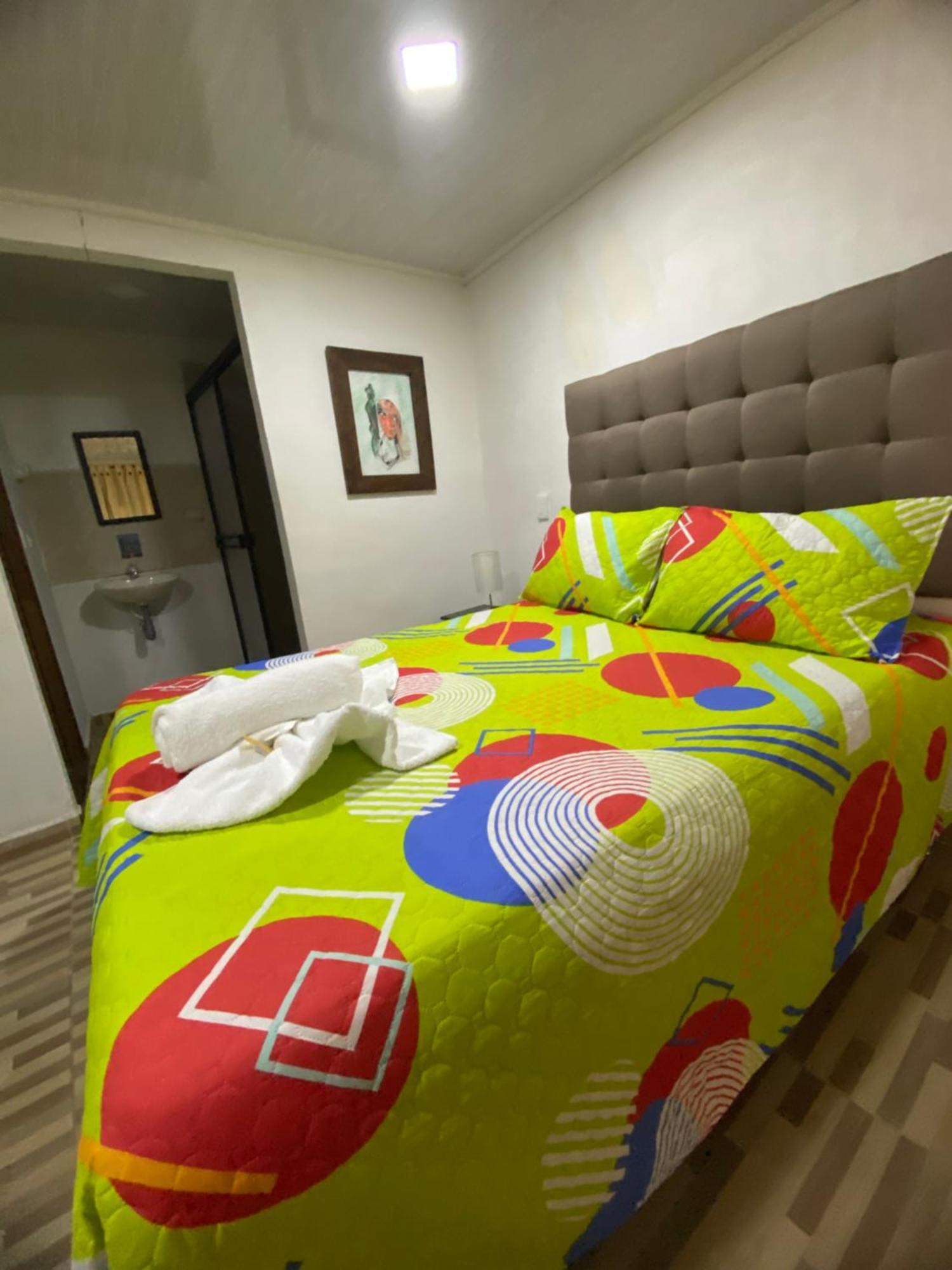 Oak Tree House Guest House Guatapé Екстериор снимка