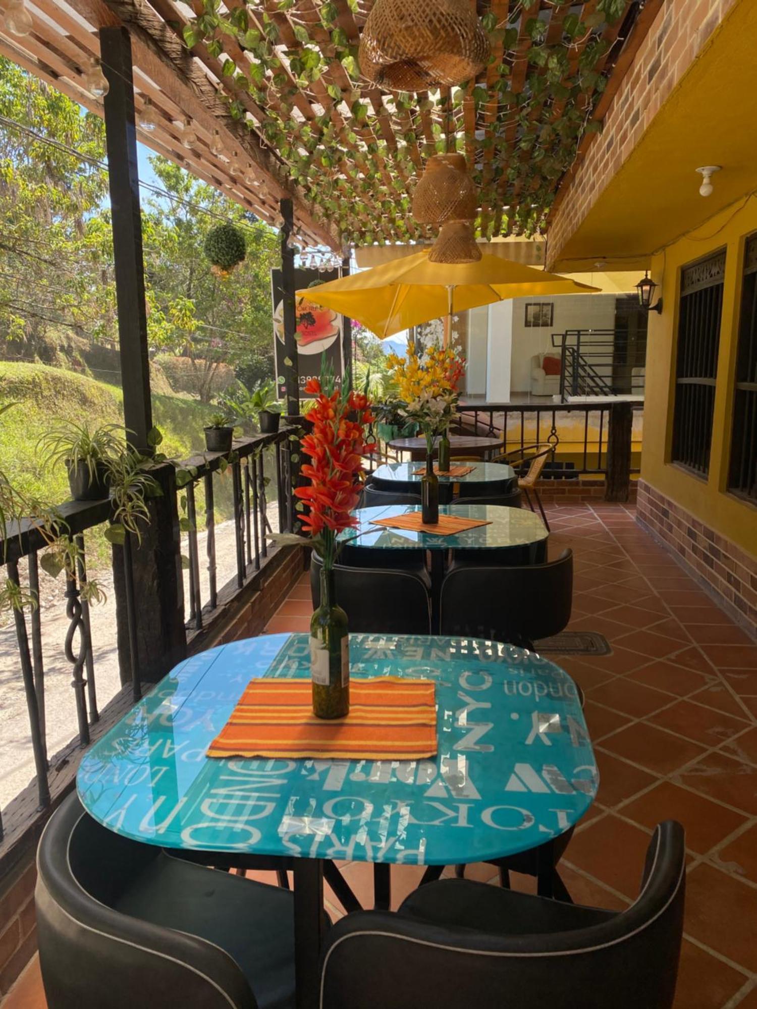 Oak Tree House Guest House Guatapé Екстериор снимка