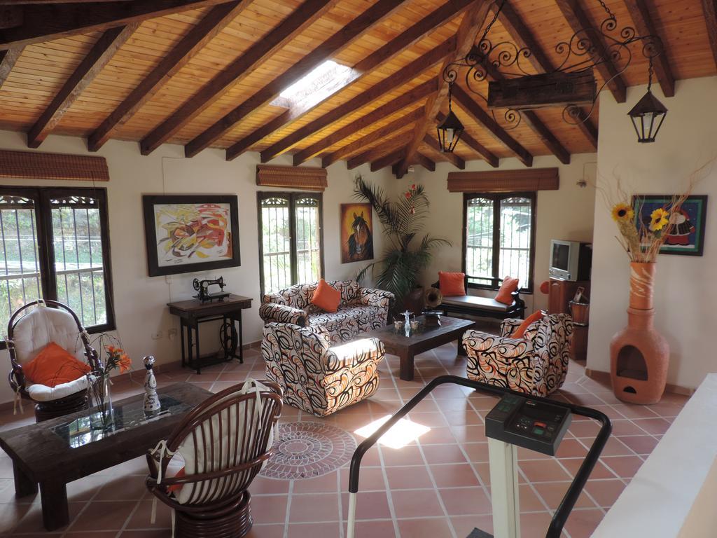 Oak Tree House Guest House Guatapé Екстериор снимка