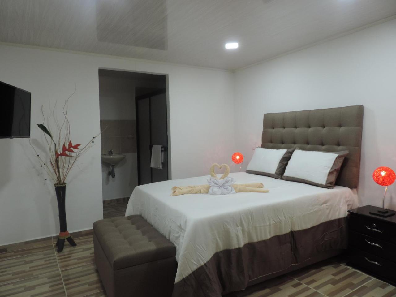 Oak Tree House Guest House Guatapé Екстериор снимка