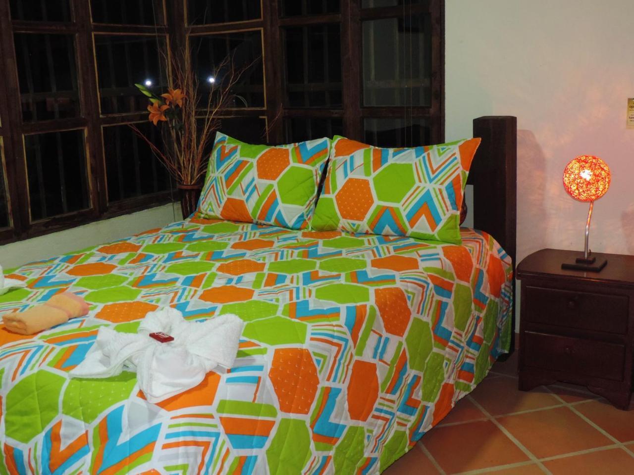 Oak Tree House Guest House Guatapé Екстериор снимка